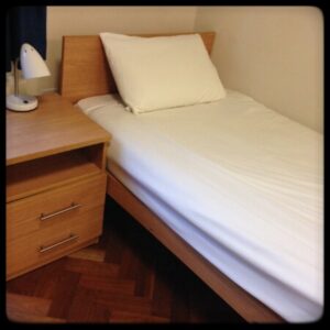 ロンドンのグッドイナフレジデンス 学生寮-Goodenoughのシングルベッド