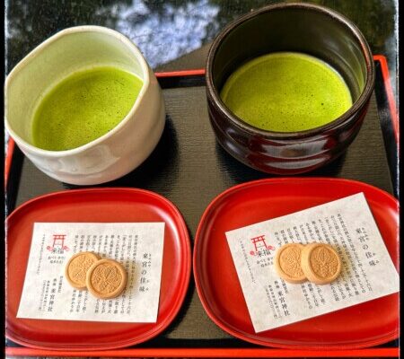 来宮神社のカフェで落雁と抹茶セット