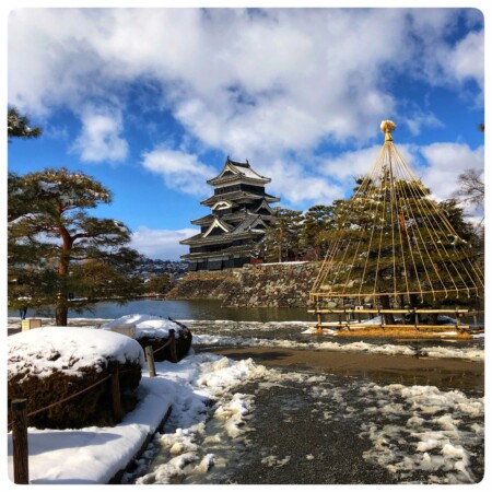 雪の中の松本城