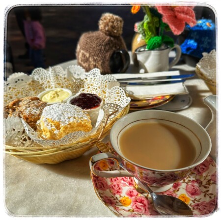 シドニー: 可愛らしいカフェ「ティーコジー」でスコーンと紅茶