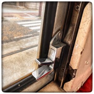 富山のレトロな路面電車の窓の鍵