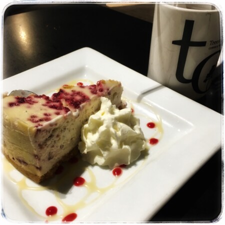 バンクーバー :チーズケーキが美味しいカフェ「ツリーズ Trees」紅茶もどうぞ