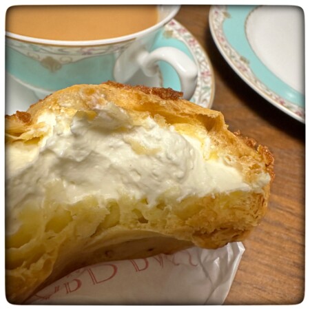 ビアードパパプレミアム芳醇生クリームシュー」のクッキー生地バージョン