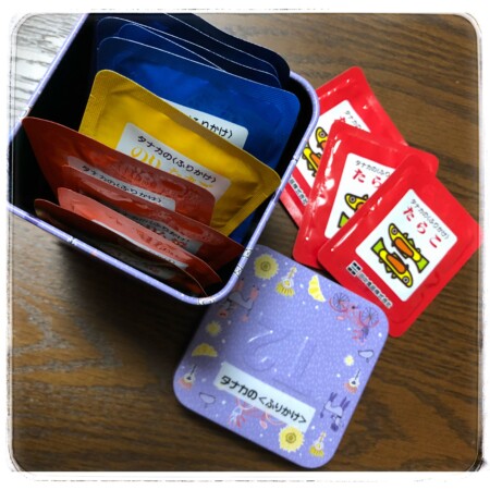 飲み終わったT2の紅茶の缶にふりかけを入れる