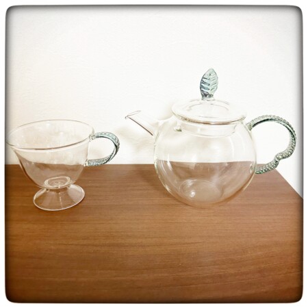 クラフトユーのティーセット２リーフ(GTS-2LF)高台コーヒーカップＧＲ(KTC-1GR)と紅茶ポット0.5㍑リーフ(QPW-5LF)