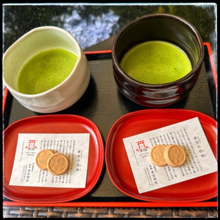 来宮神社のカフェで落雁と抹茶セット