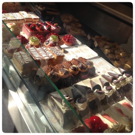 ロンドンカフェ　メゾンバトゥー　たくさんのケーキ