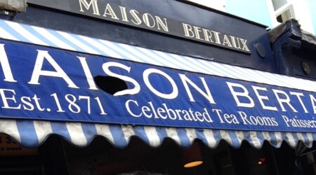 ロンドンカフェ　メゾンバトゥー　青い暖簾が目印