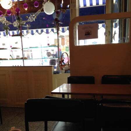 ロンドンカフェ　メゾンバトゥー　店内