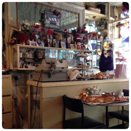 ロンドンカフェ　メゾンバトゥー　店内