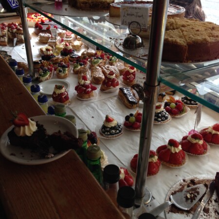 ロンドンカフェ　メゾンバトゥー　たくさんのケーキ