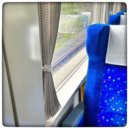 けごん=スペーシアけごんのカーテンと窓