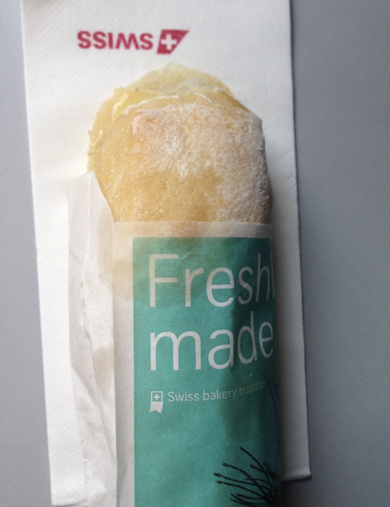 スイス航空の機内食　フランスパンのチーズサンド