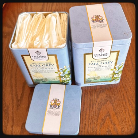 飲み終わった紅茶缶の使い道　ゴミ袋を入れる