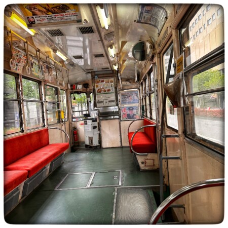 富山のレトロな路面電車の車内