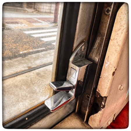 富山のレトロな路面電車の窓の鍵