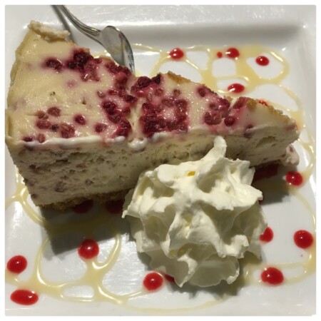 バンクーバー ツリーオーガニックコーヒーのチーズケーキ ラズベリーホワイトチョコ