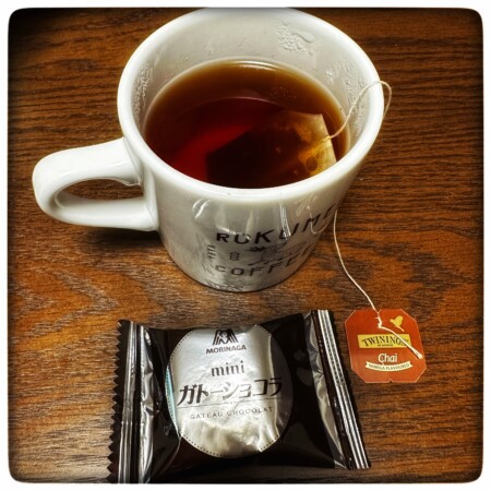 森永ガトーショコラとトワイニングオーストラリア限定　チャイバニラ