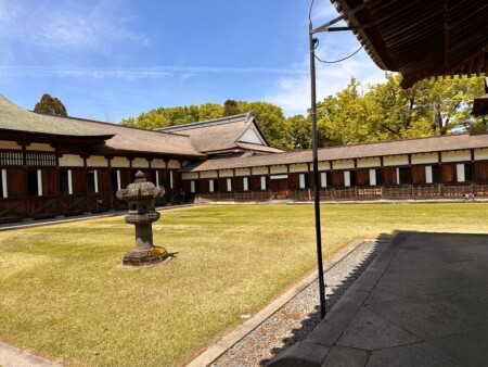 瑞龍寺に広がる芝生